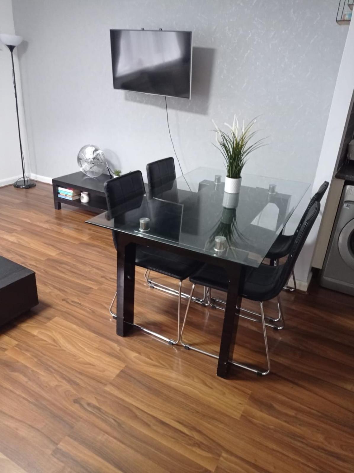Seven Suites - Beautiful 2-Bed Apartment With Parking In Watford Central Exterior photo