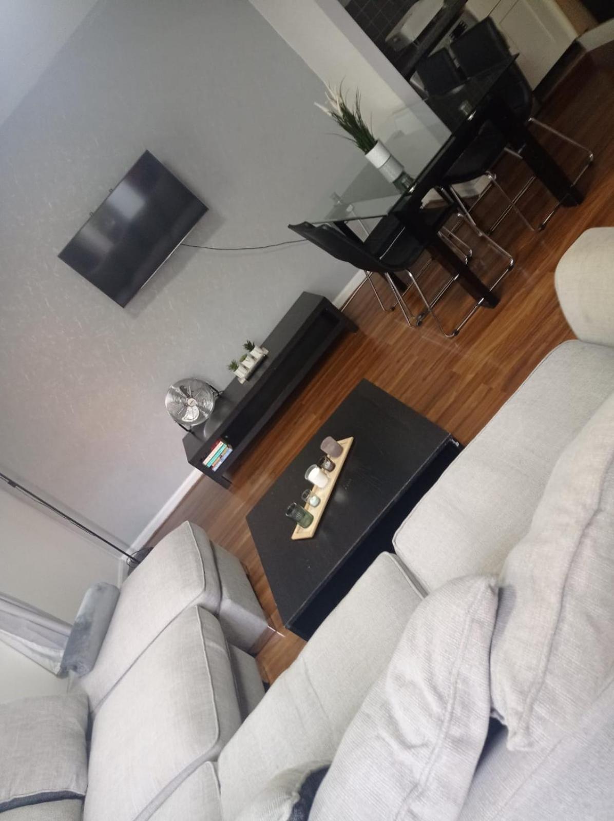Seven Suites - Beautiful 2-Bed Apartment With Parking In Watford Central Exterior photo